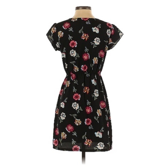 Tucker Floral Casual Dress l SIZE S - Picture 2 of 6
